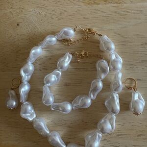 Elegant Pearl Necklace and Earrings Set